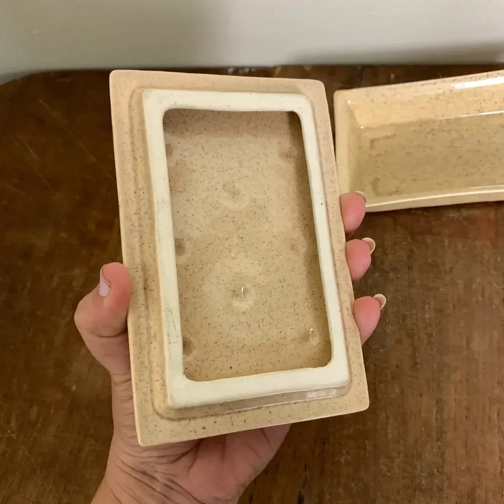VINTAGE cream gold ottoman style trinket jewelry box ceramic Signed by Nelson‎